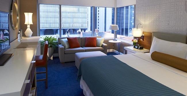 Kinzie Hotel - Quarto com cama King e sofá cama (fonte: kinziehotel.com)