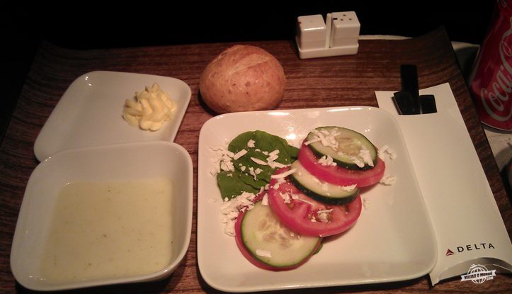 Salada e pão