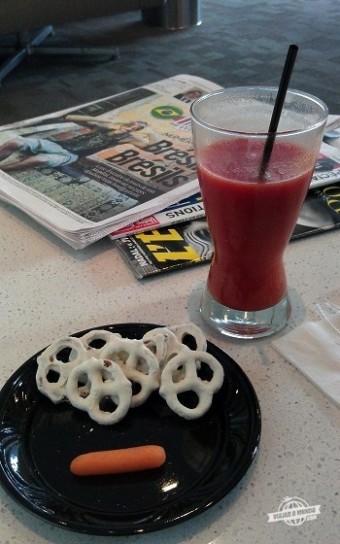 Suco de tomate e pretzel de iogurte