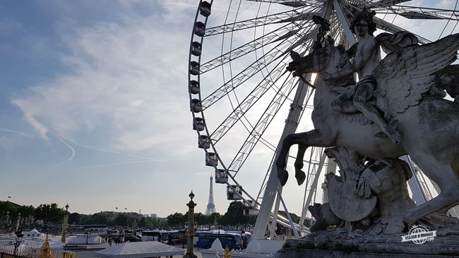 Roda gigante da Praça da Concórdia vista do Jardin des Tuileries