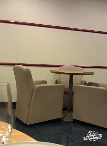 Mesinhas para café da manhã - The Arrivals Lounge