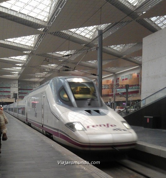 AVE na estação "Zaragoza-Delicias" - Trem de alta velocidade na Espanha