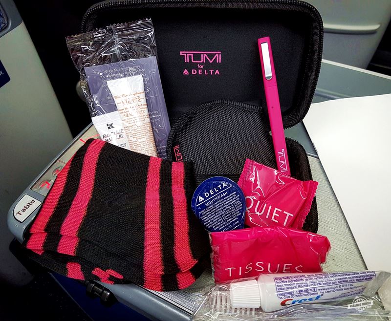 viajaromundo_amenity_kit_tumi_outubro_rosa