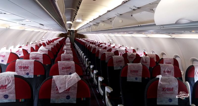 Interior do Airbus A320 da TAM