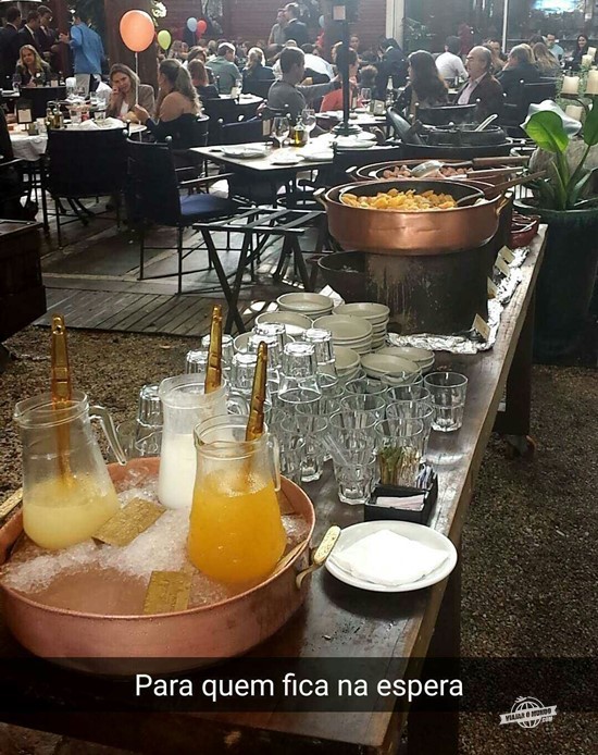 Petiscos e bebidas para quem está na fila de espera - A Figueira Rubaiyat