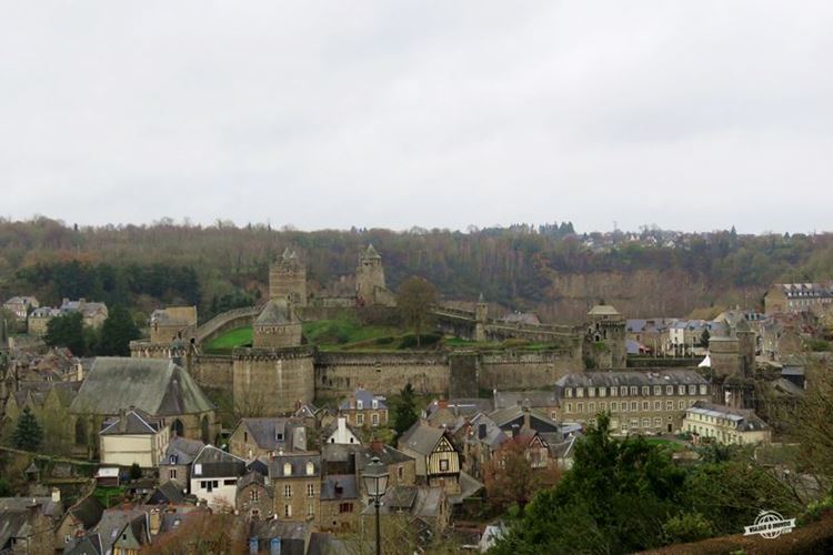 Place aux Arbres: Castelo e bairro medieval vistos do mirante do Jardim Público de Fougères