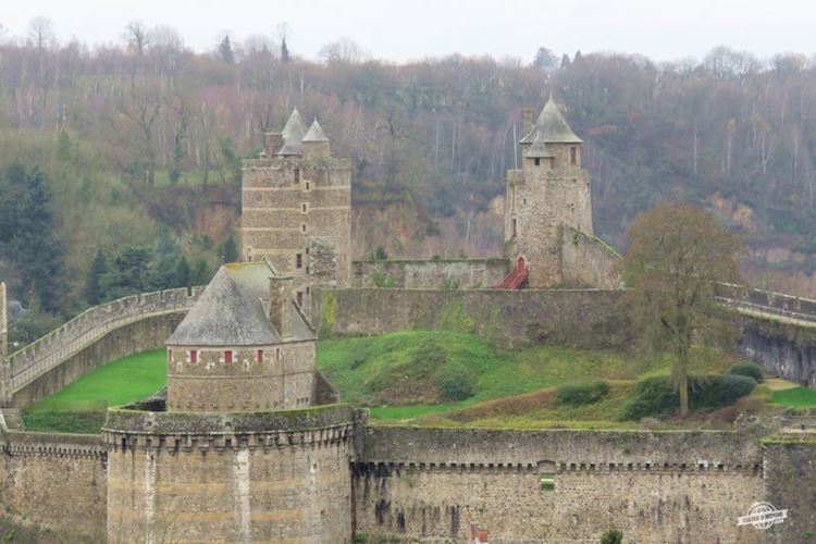 Place aux Arbres: Castelo visto do mirante do Jardim Público de Fougères