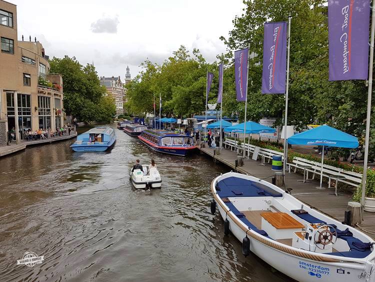 Barcos em um dos canais de Amsterdã