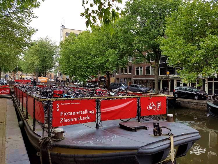 Estacionamento de bicicletas flutuante - Amsterdã