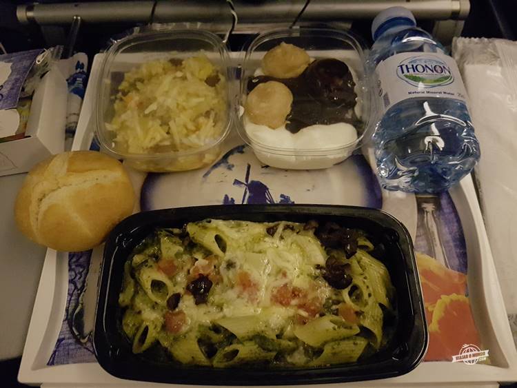 Penne com espinafre - Classe Econômica do Boeing 777 da KLM