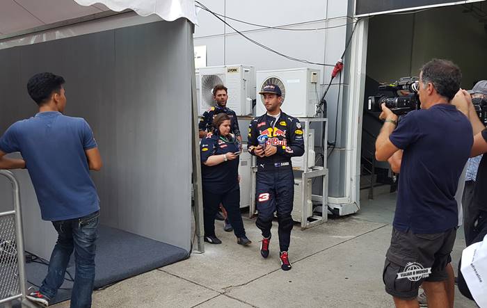 Daniel Ricciardo a caminho das entrevistas