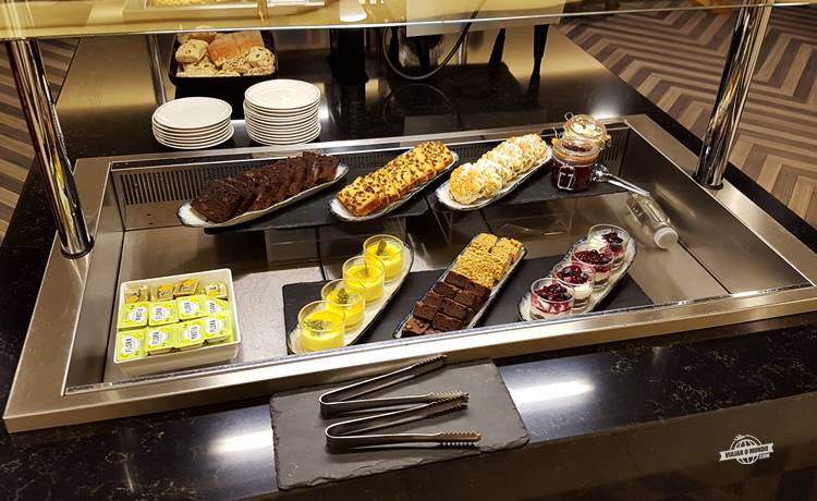 Buffet - Sala VIP SilverKris Lounge Singapore em Heathrow