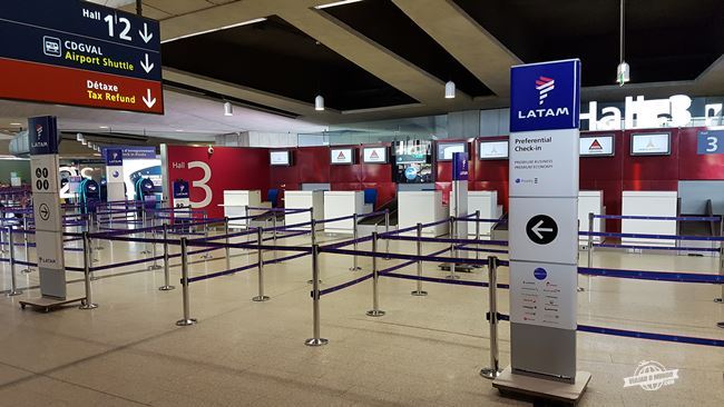 Balcões de chekc-in da Latam no aeroporto Charles de Gaulle