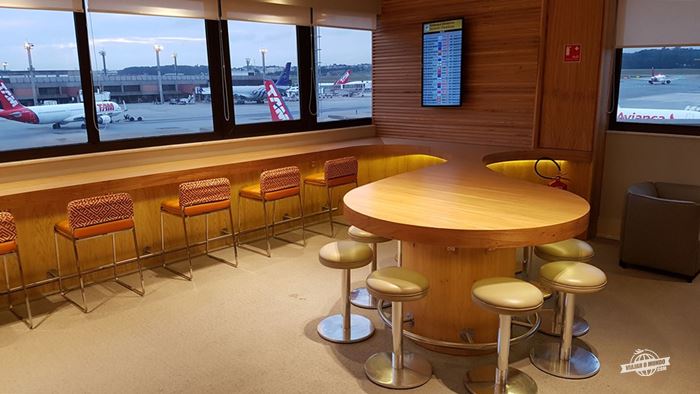 Bancada com vista para a pista - Gol Premium Lounge Doméstico do Aeroporto de Guarulhos