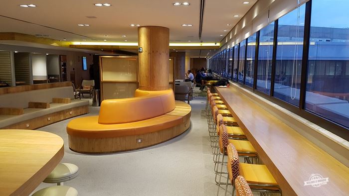 Bancada com vista para a pista - Gol Premium Lounge Doméstico do Aeroporto de Guarulhos