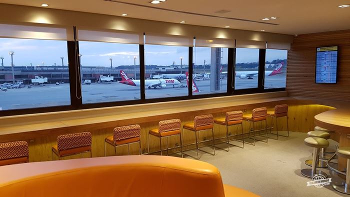 Bancada com vista para a pista - Gol Premium Lounge Doméstico do Aeroporto de Guarulhos