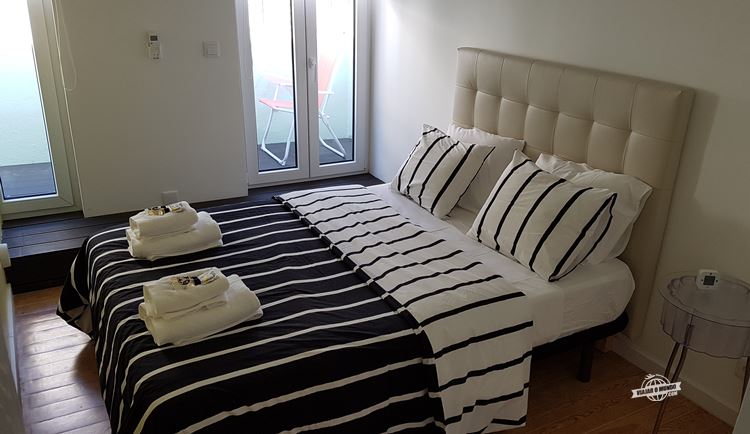 Quarto com cama de casal - alugando apartamento em Lisboa