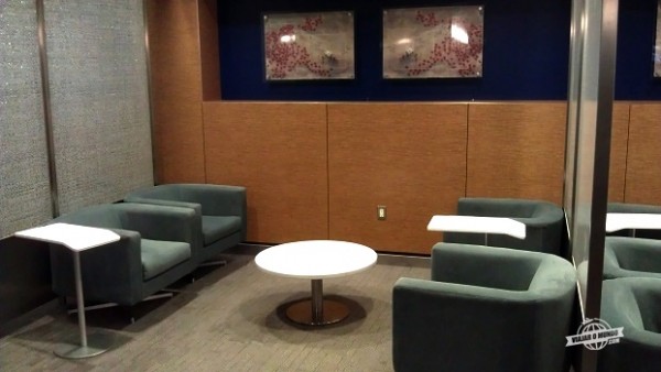 Poltronas com mesinha de centro - Delta Sky Club no Aeroporto de Atlanta