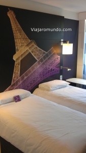 Cama com painel da Torre Eiffel