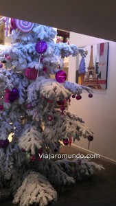 Árvore de Natal nas cores da rede Mercure