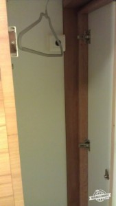 Interior do armário: serviço de passagem de roupas