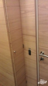 Armário e interruptor do serviço de passagem de roupas: parte externa