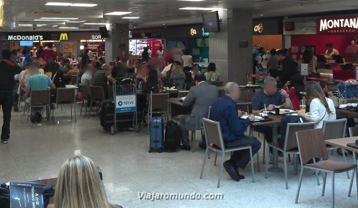 Praça de alimentação no caminho para o Terminal 3