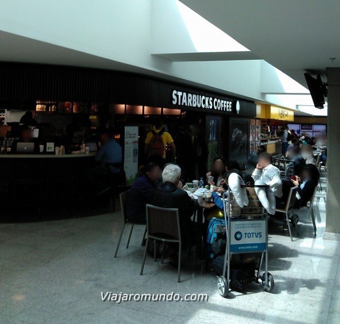 Praça de alimentação no caminho para o Terminal 3