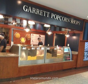 Praça de alimentação no caminho para o Terminal 3