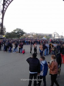 Fila para compra de ingressos para a Torre Eiffel