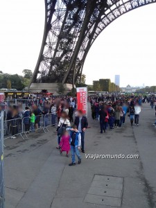 Fila para compra de ingressos para a Torre Eiffel