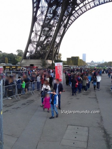 Fila para compra de ingressos para a Torre Eiffel