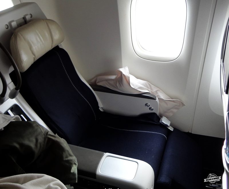 Assento Premium Economy totalmente reclinado. Como é voar na Premium Economy da Air France