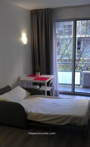 Sofá-cama e varanda ao fndo