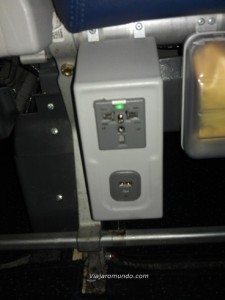 Tomada e entrada USB que fica abaixo do assento