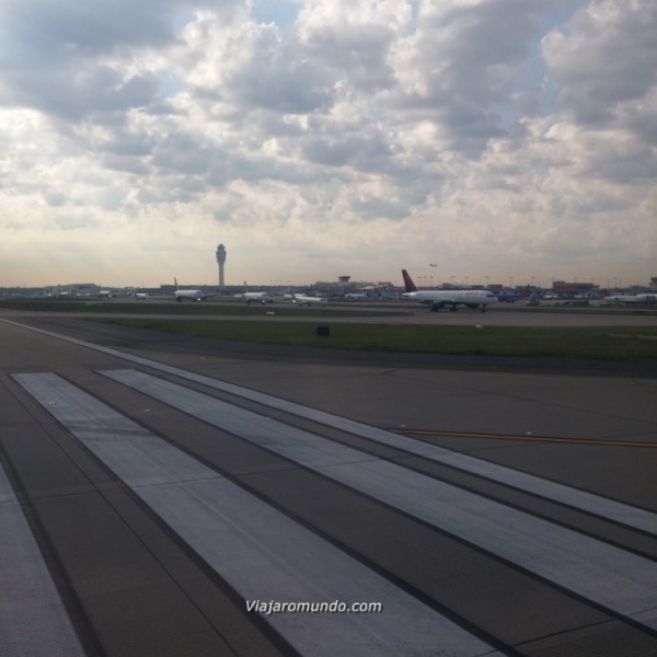 Fila de aeronaves esperando para decolar. Delta Comfort+ do Boeing 717-200. Blog Viajar o Mundo