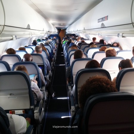 Aeronave vista do fundo - Delta Comfort+ do Boeing 717-200. Blog Viajar o Mundo