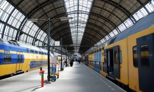 Como ir de trem de Amsterdã para o Aeroporto Schiphol