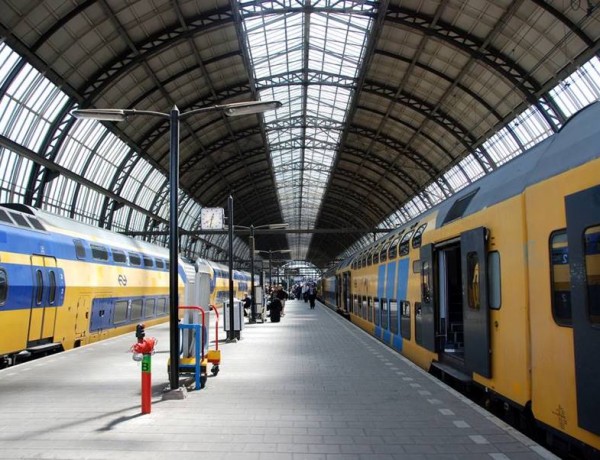 Como ir de trem de Amsterdã para o Aeroporto Schiphol