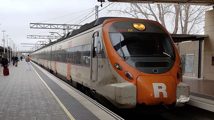 Trem se aproximando da estação do aeroporto