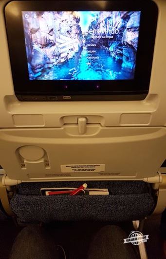 Espaço para as pernas na classe econômica do Boeing 767 da LATAM (Barcelona - São Paulo) (passageiro com 1,87m de altura)