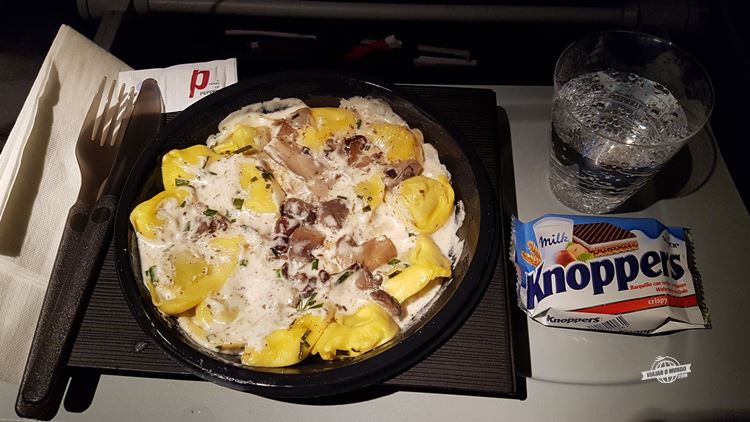 Tortelloni de queijo com molho cremoso de cogumelos à trufa e cogumelos salteados - Classe Econômica do Boeing 767 da Latam (Barcelona - São Paulo)