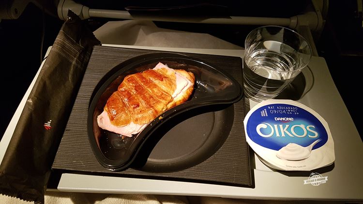 Café da manhã na classe econômica da Latam - Classe Econômica do Boeing 767 da Latam (Barcelona - São Paulo)