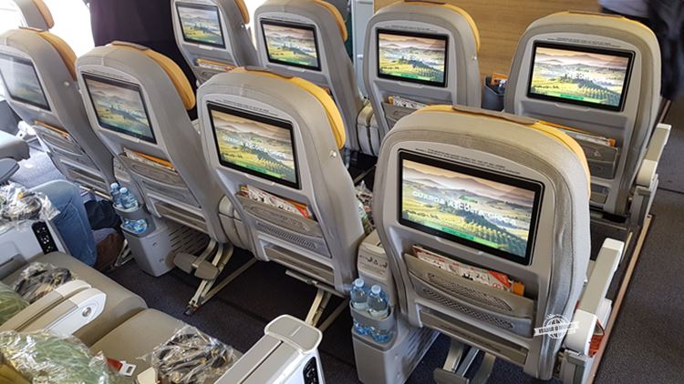 Assentos centrais da Premium Economy do Boeing 777 da Alitalia