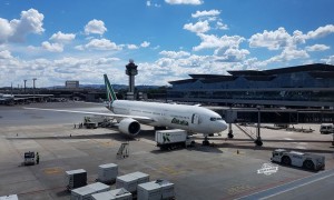 Como é voar na Premium Economy do Boeing 777 da Alitalia