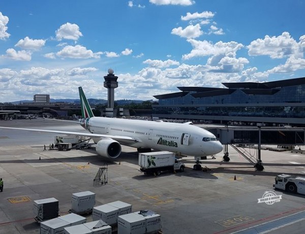 Como é voar na Premium Economy do Boeing 777 da Alitalia