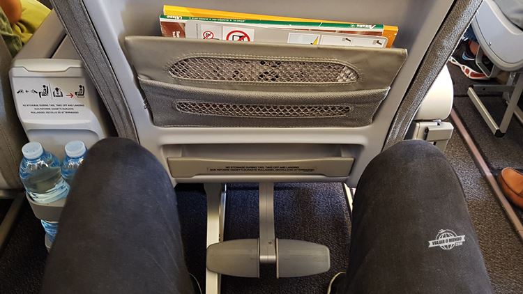 Apoio para os pés na Premium Economy do Boeing 777 da Alitalia