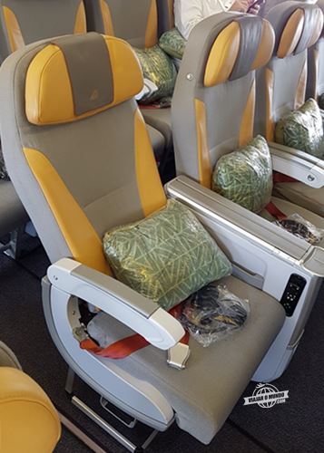 Assento da Premium Economy do Boeing 777 da Alitalia todo reclinado