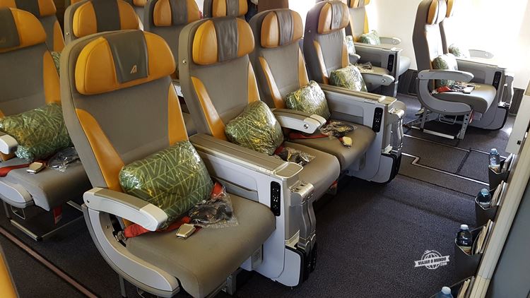 Assentos centrais da primeira fileira da Premium Economy do Boeing 777 da Alitalia