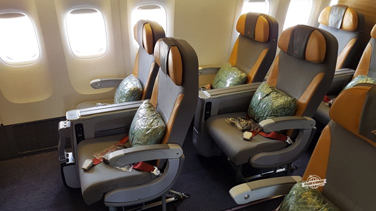 Assentos laterais da Premium Economy do Boeing 777 da Alitalia 